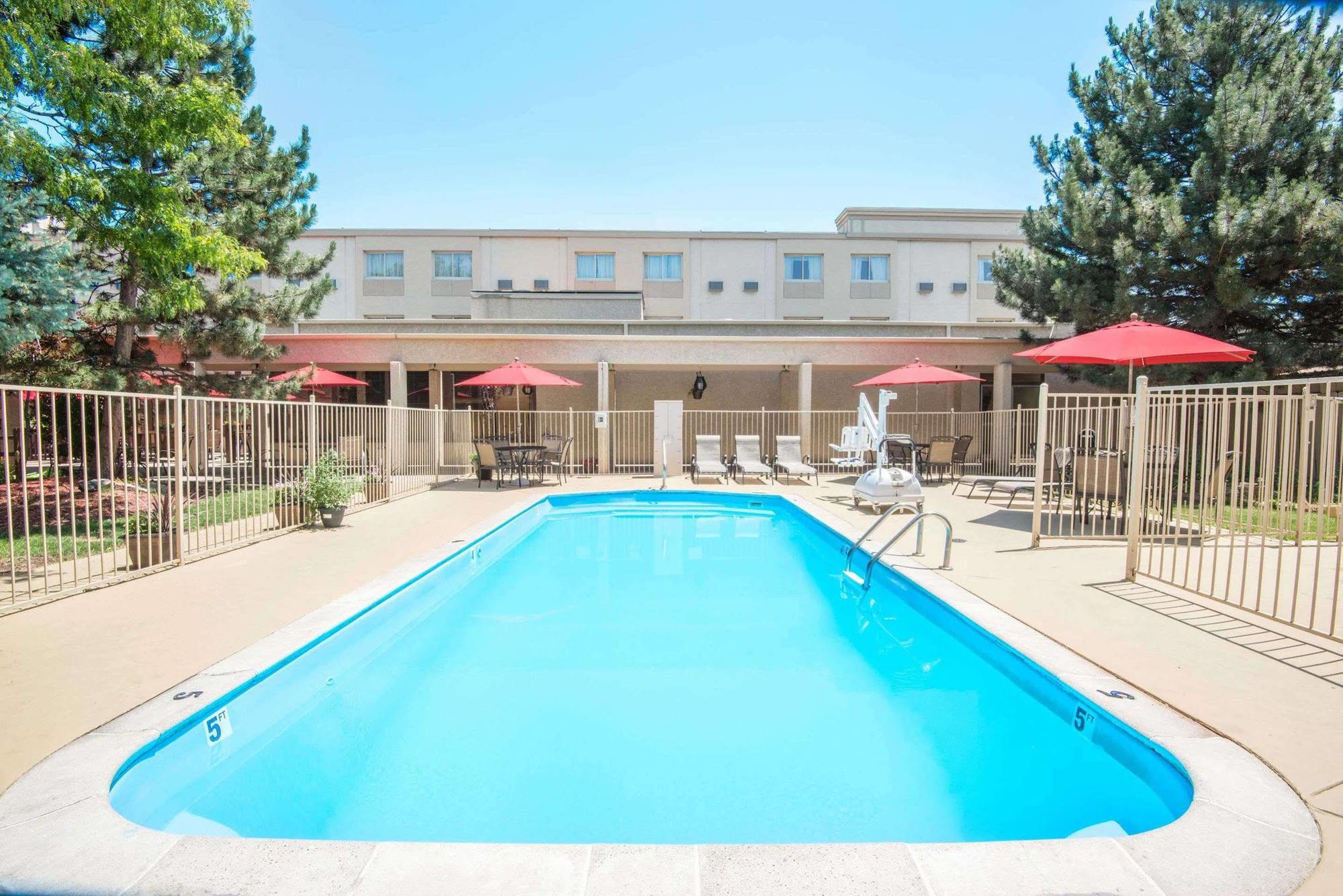 Ramada By Wyndham Denver Downtown Exterior photo