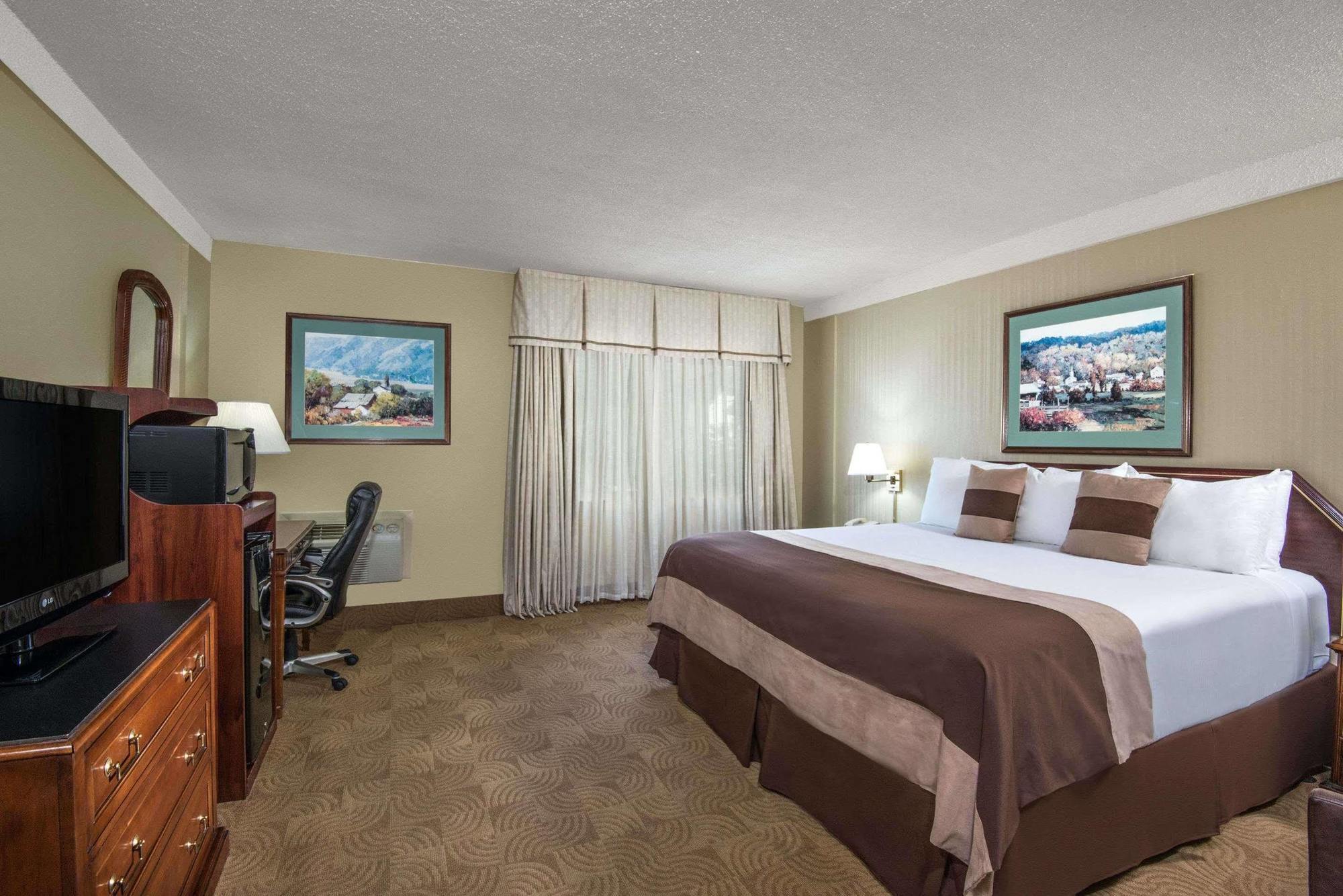Ramada By Wyndham Denver Downtown Exterior photo