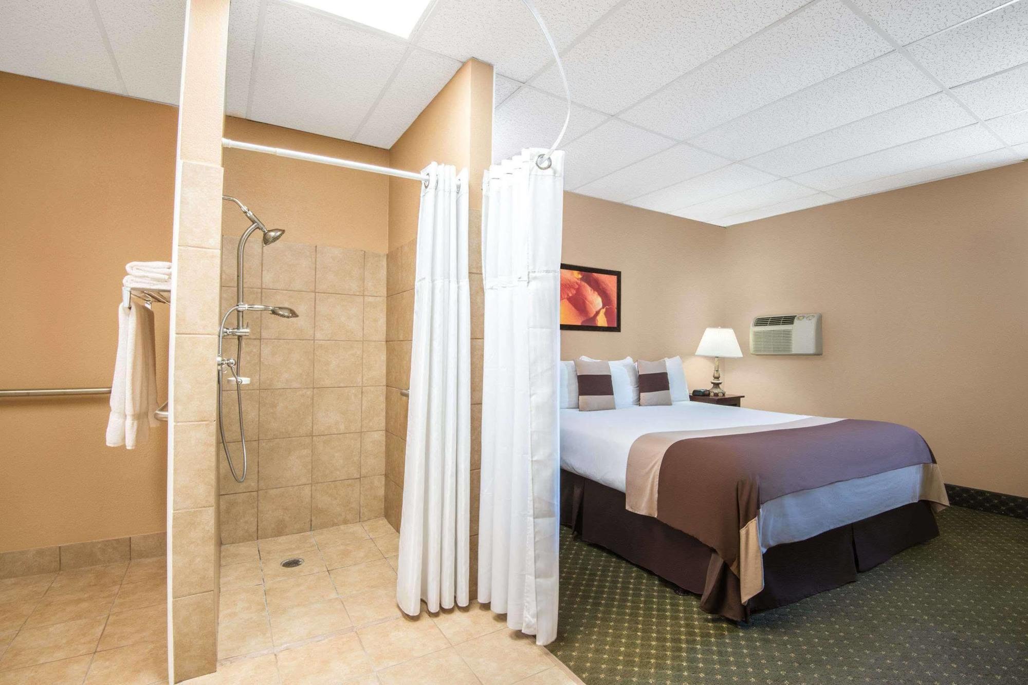 Ramada By Wyndham Denver Downtown Exterior photo